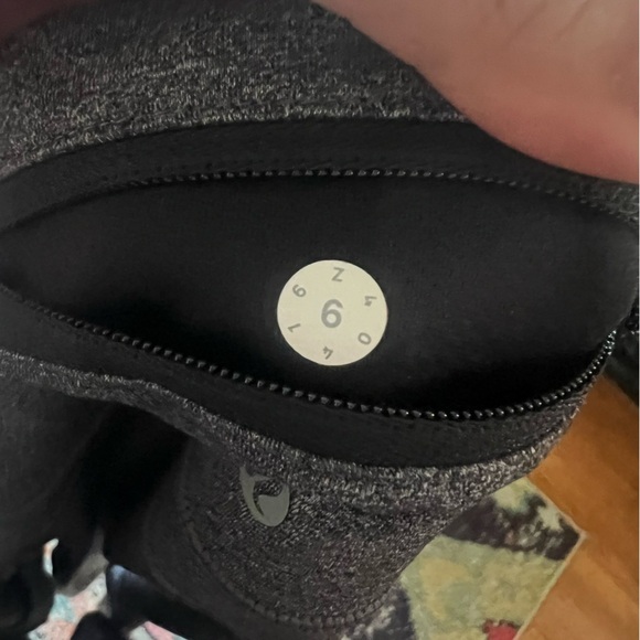 Lululemon leggings grey side and back pockets size 6 - Picture 8 of 8